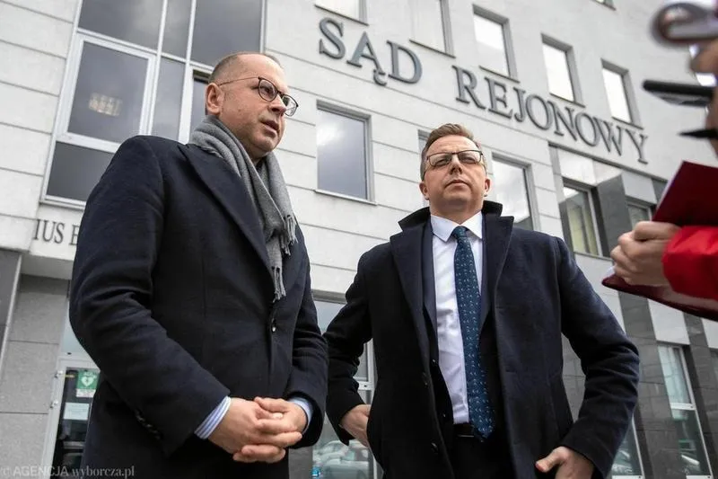 Co zrobić, gdy komornik zapuka do drzwi? Praktyczny poradnik dla dłużników