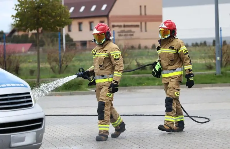 Czy strażak zarabia więcej niż policjant? Analizujemy różnice w wynagrodzeniach
