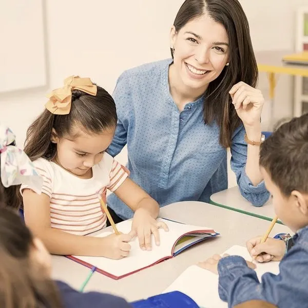 Czym jest praca opiekuńczo wychowawcza i jakie pełni funkcje w życiu dzieci?