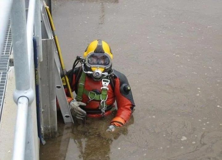 Ile naprawdę zarabia szambonurek w Polsce? Poznaj tajemnice tego zawodu!