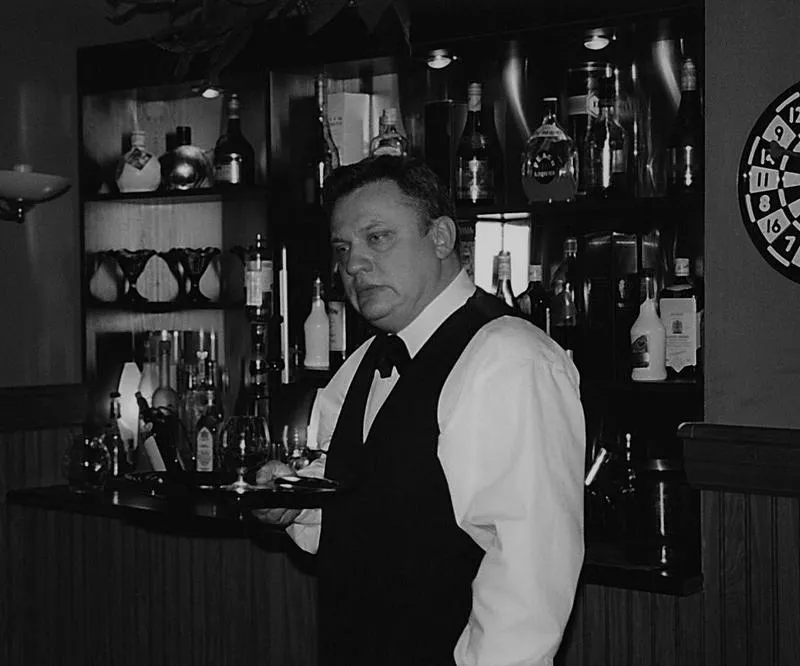 Jak wygląda praca barmana – tajniki życia za barem