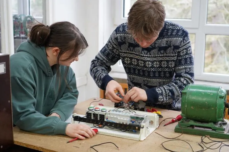 Zarobki techników elektryków